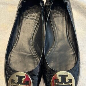Tory Burch Gold Emblem Ballet Flats Size 9.5 Shoes are Blk